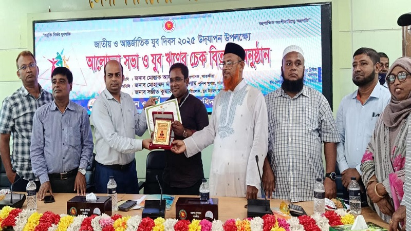 সাতক্ষীরায় জাতীয় ও আন্তর্জাতিক যুব দিবসে  আলোচনা সভা ও চেক বিতরণ 